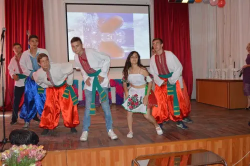 В щасливу дорогу, на добрі діла, дорогі випускники!