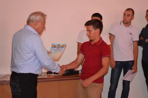 В щасливу дорогу, на добрі діла, дорогі випускники!