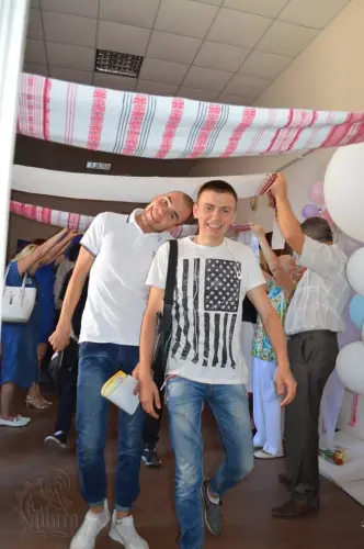 В щасливу дорогу, на добрі діла, дорогі випускники!