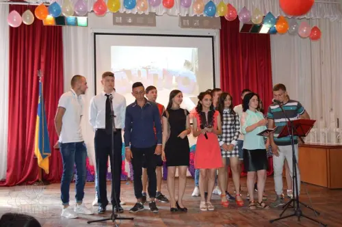 В щасливу дорогу, на добрі діла, дорогі випускники!