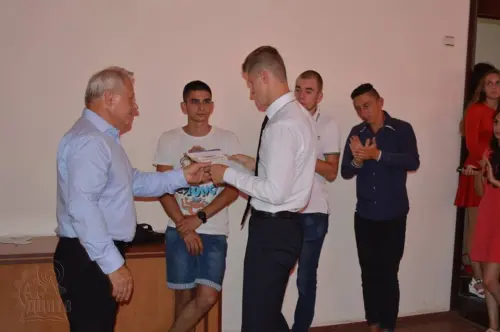 В щасливу дорогу, на добрі діла, дорогі випускники!
