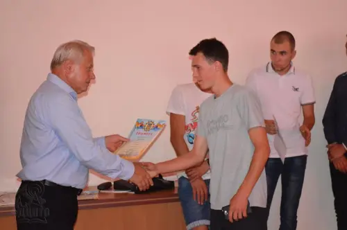 В щасливу дорогу, на добрі діла, дорогі випускники!