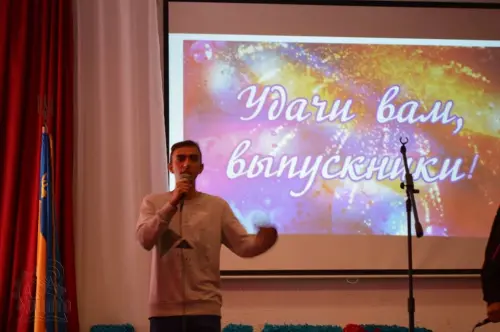 В щасливу дорогу, на добрі діла, дорогі випускники!