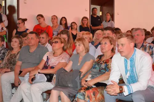 В щасливу дорогу, на добрі діла, дорогі випускники!