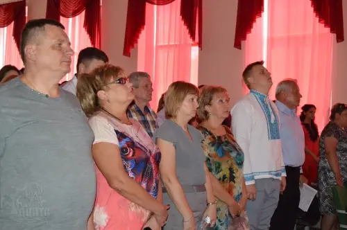 В щасливу дорогу, на добрі діла, дорогі випускники!
