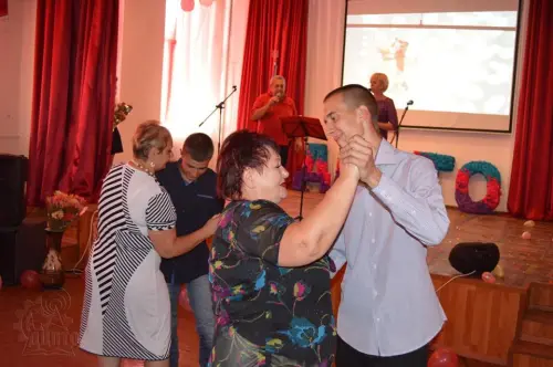 В щасливу дорогу, на добрі діла, дорогі випускники!