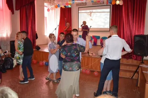 В щасливу дорогу, на добрі діла, дорогі випускники!