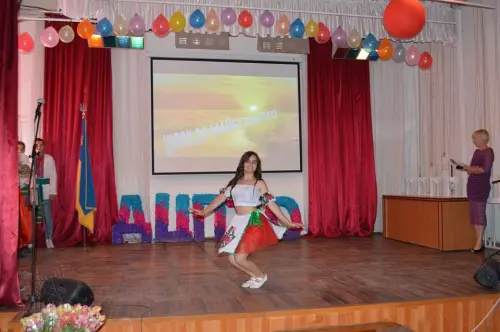 В щасливу дорогу, на добрі діла, дорогі випускники!