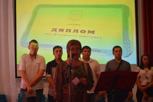 В щасливу дорогу, на добрі діла, дорогі випускники!