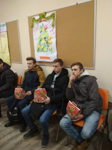 Козаки дарують подарунки