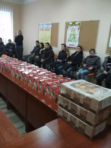 Козаки дарують подарунки