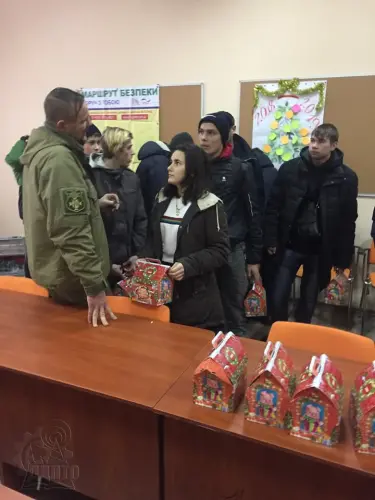 Козаки дарують подарунки