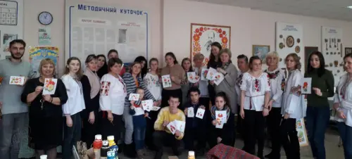 Відкрити зображення до новини: Майстер-клас з петриківського розпису