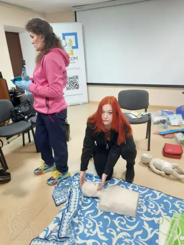 Педагог має вміти надати домедичну допомогу
