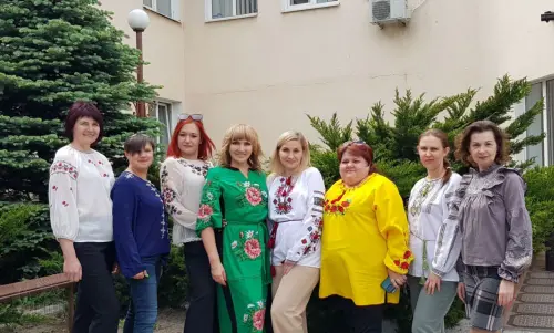 Розквітла вишиванка кольорами, орнаментами душу зігріва