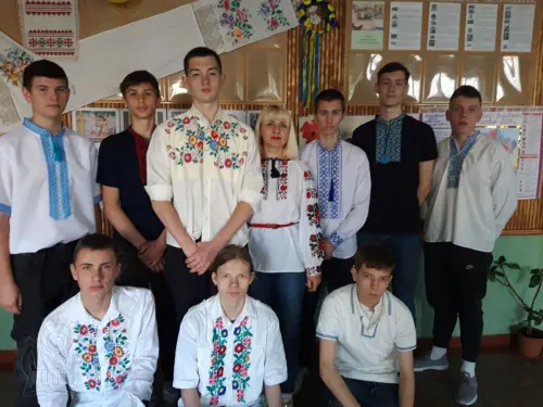 Розквітла вишиванка кольорами, орнаментами душу зігріва