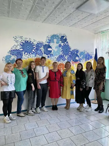 Розквітла вишиванка кольорами, орнаментами душу зігріва