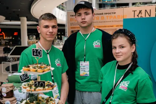 Відкрити зображення до новини: Молодь ДЦПТО взяла участь у фінальному ярмарку молодіжного підприємництва JUNIOR EXPO 2025 у Києві