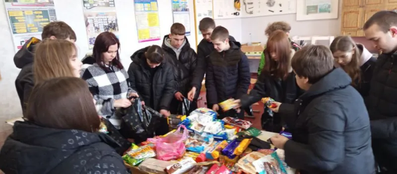 Відкрити зображення до новини: Промінці добра для наших захисників: Миколайська акція у Царичанському відділенні ДПТК